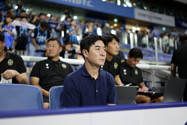 윤정환 인천 감독이 30일 인천축구전용경기장에서 열린 전북과 K리그1 홈경기 도중 그라운드를 응시하고 있다. 사진제공｜한국프로축구연맹