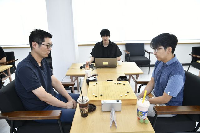 목진석 9단(오른쪽)과 한종진 9단의 대국 모습. 한국기원 제공