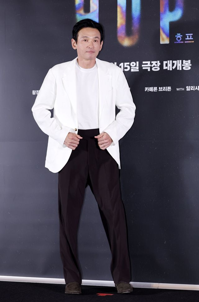[서울=뉴시스] 김혜진 기자 = 배우 황정민이 6일 오후 서울 강남구 메가박스 코엑스에서 열린 영화 ‘호프’(감독 나홍진) 언론시사회에서 포즈를 취하고 있다. 2026.07.06. jini@newsis.com