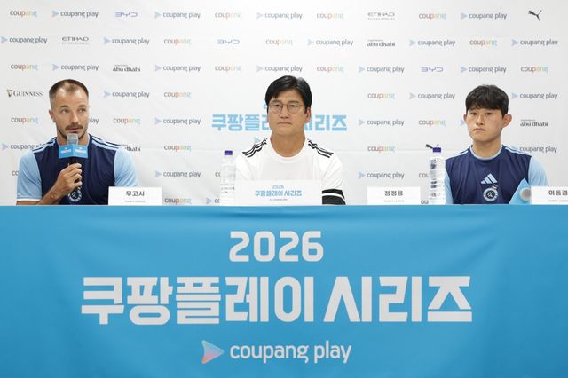 팀 K리그 무고사, 정정용 감독, 이동경(왼쪽부터)이 3일 부천종합운동장에서 진행된 맨체스터 시티와 ‘2026 쿠팡플레이 시리즈’ 친선전 사전 기자회견에서 각오를 전하고 있다. 사진제공｜한국프로축구연맹