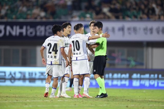 수원 선수들이 1일 충북청주와 원정경기서 심판의 판정에 항의하고 있다. 사진제공｜한국프로축구연맹