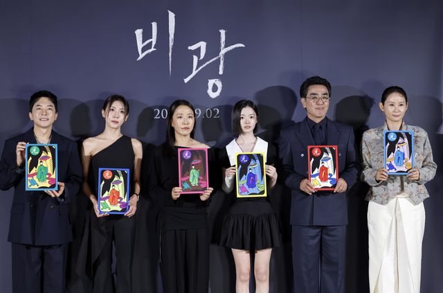 [서울=뉴시스] 김혜진 기자 = 배우 김영민(왼쪽부터), 하지원, 이지원 감독, 김시아, 류승룡, 김선영이 5일 오전 서울 CGV용산아이파크몰에서 열린 영화 ‘비광’(감독 이지원) 제작보고회에서 포즈를 취하고 있다. 2026.08.05. jini@newsis.com