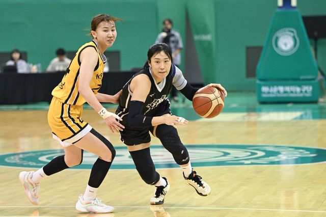 삼성생명 이다연(오른쪽)이 5일 부천체육관서 열린 KB스타즈와 WKBL 퓨처스리그 준결승서 고리미의 수비를 뚫고 돌파하고 있다. 사진제공｜WKBL