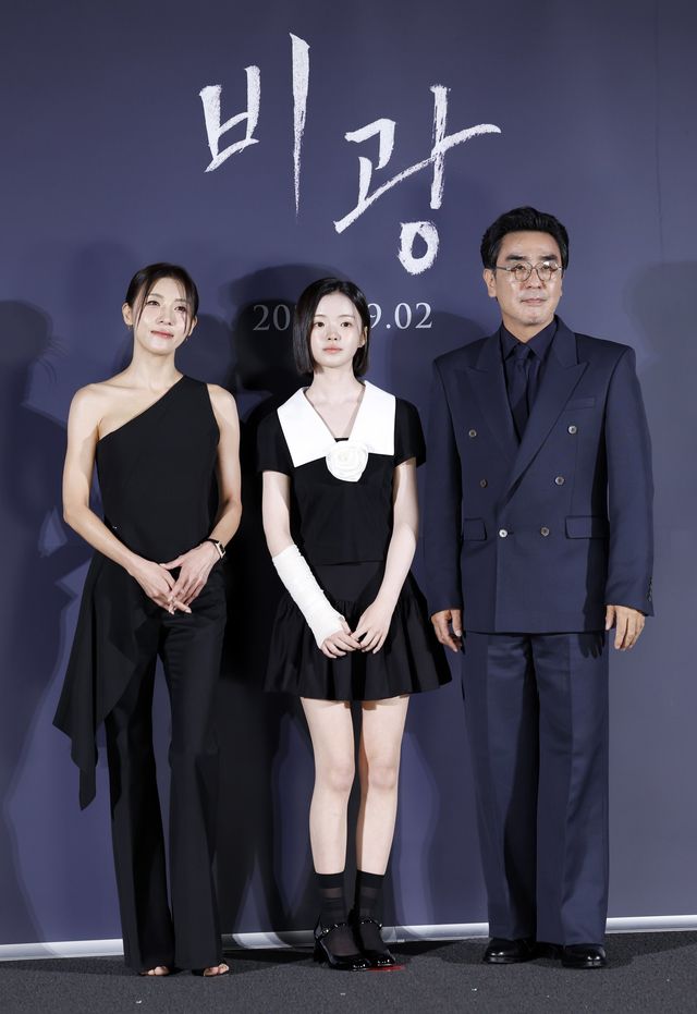 [서울=뉴시스] 김혜진 기자 = 배우 하지원(왼쪽부터), 김시아, 류승룡이 5일 오전 서울 CGV용산아이파크몰에서 열린 영화 ‘비광’(감독 이지원) 제작보고회에서 포즈를 취하고 있다. 2026.08.05. jini@newsis.com