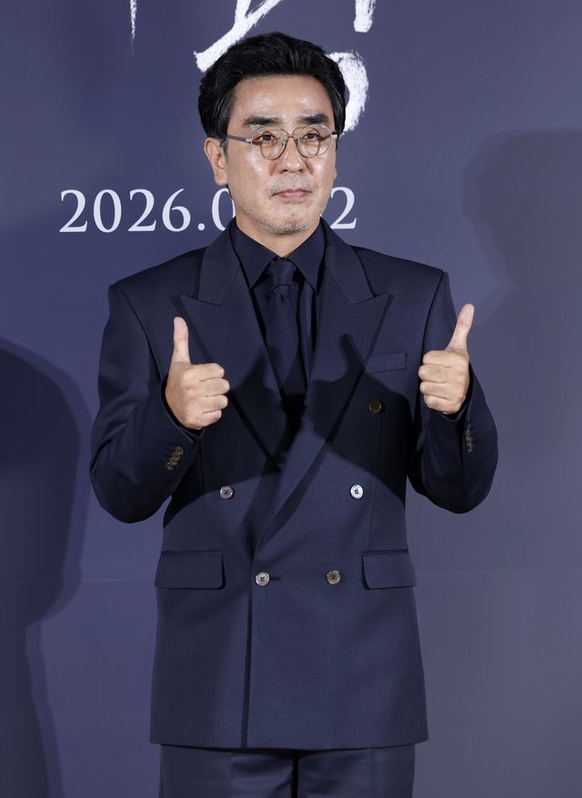 [서울=뉴시스] 김혜진 기자 = 배우 류승룡이 5일 오전 서울 CGV용산아이파크몰에서 열린 영화 ‘비광’(감독 이지원) 제작보고회에서 포즈를 취하고 있다. 2026.08.05. jini@newsis.com