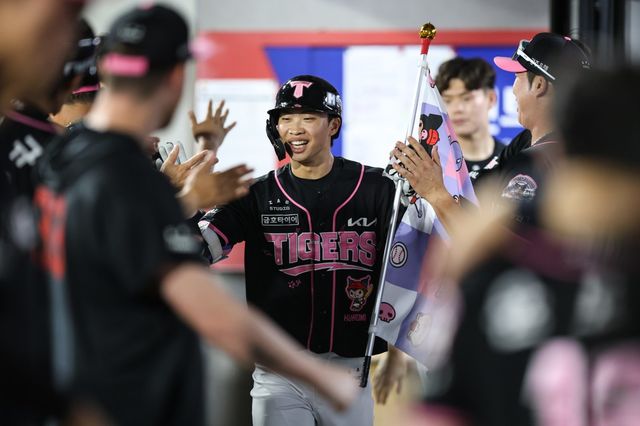 KIA 박재현(가운데)은 올 시즌 중반 확실한 루틴을 만들며 타격 슬럼프를 이겨내고 있다. 사진제공｜KIA 타이거즈