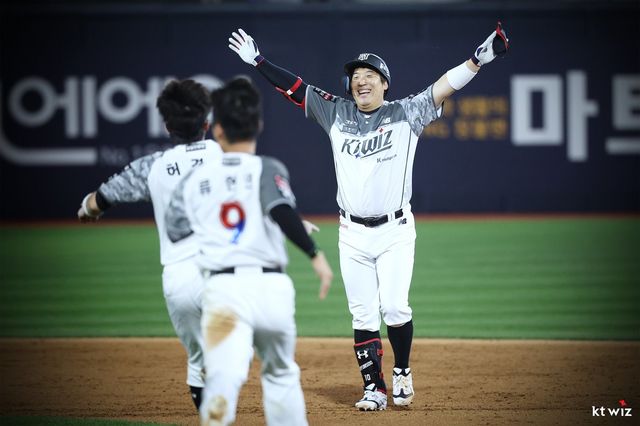 KT는 비시즌 김현수(오른쪽)와 FA 계약을 체결하며 타선을 보강했다. 사진제공｜KT 위즈