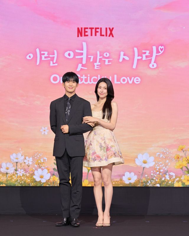 ‘이런 엿 같은 사랑’ 제작발표회에 참석한 정해인(왼쪽)과 하영이 포즈를 취하고 있다. 사진제공 | 넷플릭스