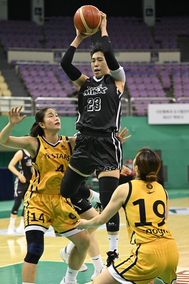 삼성생명 이다연이 5일 부천체육관서 열린 KB스타즈와 WKBL 퓨처스리그 준결승서 리바운드를 잡아내고 있다. 사진제공｜WKBL