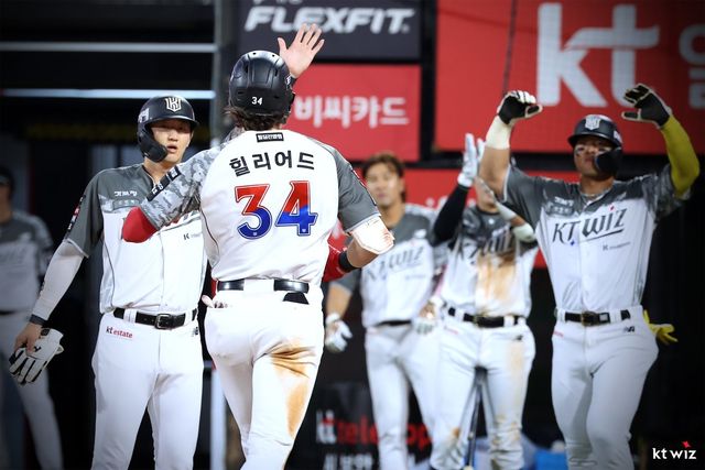 KT는 외국인 타자 샘 힐리어드(34번)의 반등을 기다렸고 선수는 이에 보답하며 결과를 내고 있다. 사진제공｜KT 위즈