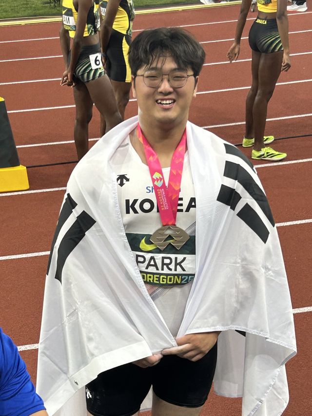 한국 포환던지기의 희망 박시훈이 6일(한국시간) 미국 오리건주 유진에서 열린 U-20 세계육상선수권서 남자 포환던지기 은메달을 따낸 뒤 환하게 웃고 있다. 사진제공│대한육상연맹