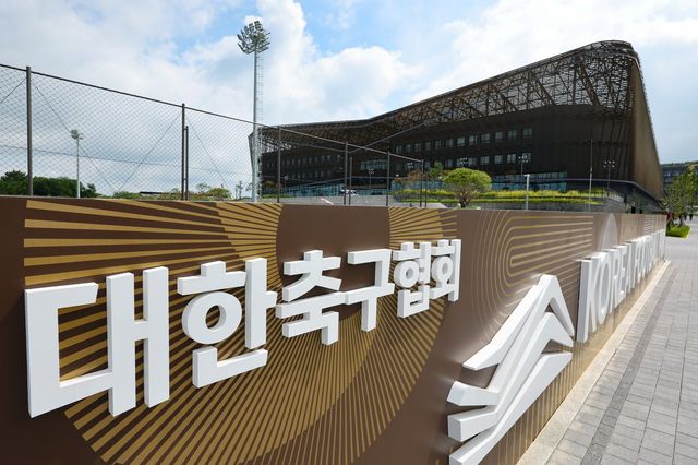 경찰은 6일 충남 천안 코리아풋볼파크 내 대한축구협회 사무실과 서울 종로구 축구회관을 압수수색했다. 코리아풋볼파크 전경. 천안｜뉴시스