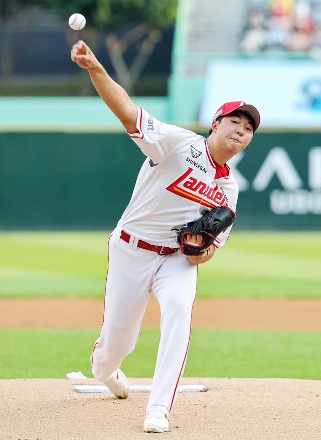 SSG 김민준이 4일 인천 LG전서 힘차게 공을 던지고 있다. 김민준은 이날 경기서 6이닝 2실점을 기록하며 최근 3경기 연속 퀄리티스타트사진제공｜SSG 랜더스