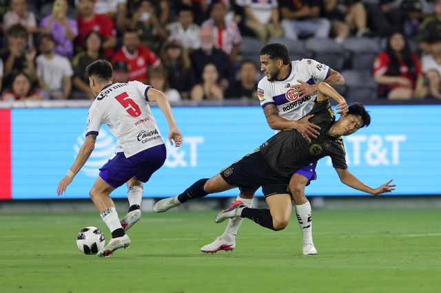 LAFC 손흥민(오른쪽 아래)이 9일(한국시간) BMO 스타디움서 열린 톨루카와 리그스컵 페이즈 원 2차전 홈경기 도중 프랑코 로메로(오른쪽 위)에게 잡혀 넘어지고 있다. LA｜AP뉴시스