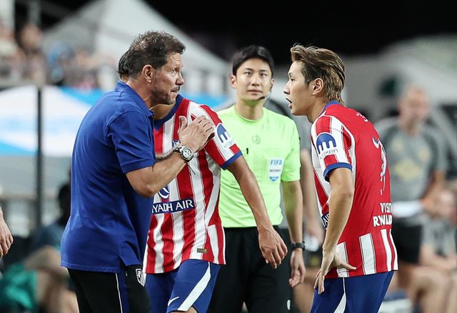 AT 마드리드 이강인(오른쪽)이 9일 서울월드컵경기장에서 열린 맨시티와 ‘2026 쿠팡플레이 시리즈’ 친선전 후반 교체 투입에 앞서 디에고 시메오네 감독의 지시를 받고 있다. 상암 ｜뉴시스｀