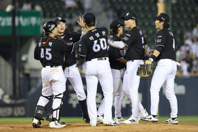 치열한 선두 싸움을 벌이고 있는 KT와 삼성이 11일부터 곧바로 60승 선착 경쟁에 나선다. 두 팀은 9일까지 나란히 59승을 기록하고 있다. 60승 선착팀의 한국시리즈 직행 확률은 77.8%다. 뉴시스