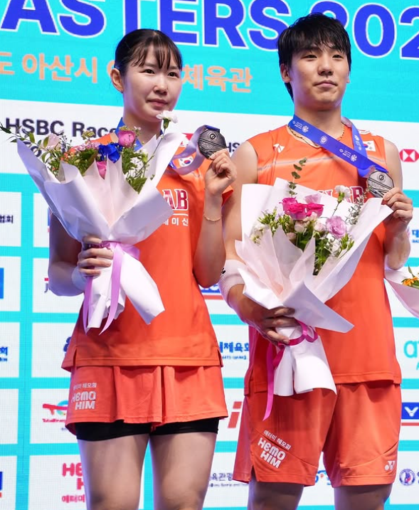 한국 배드민턴대표팀 혼합복식 김재현(오른쪽)-장하정이 9일 충남 이순신체육관서 벌어진 코리아마스터즈 혼합복식을 은메달로 마친 뒤 기념촬영을 하고 있다. 사진제공│대한배드민턴협회