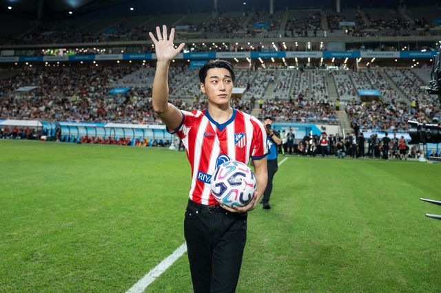 산이 9일 오후 8시 서울월드컵경기장에서 열린 ‘2026 쿠팡플레이 시리즈’ 2경기 맨체스터 시티와 아틀레티코 마드리드의 시축자로 나섰다. 사진제공|쿠팡플레이