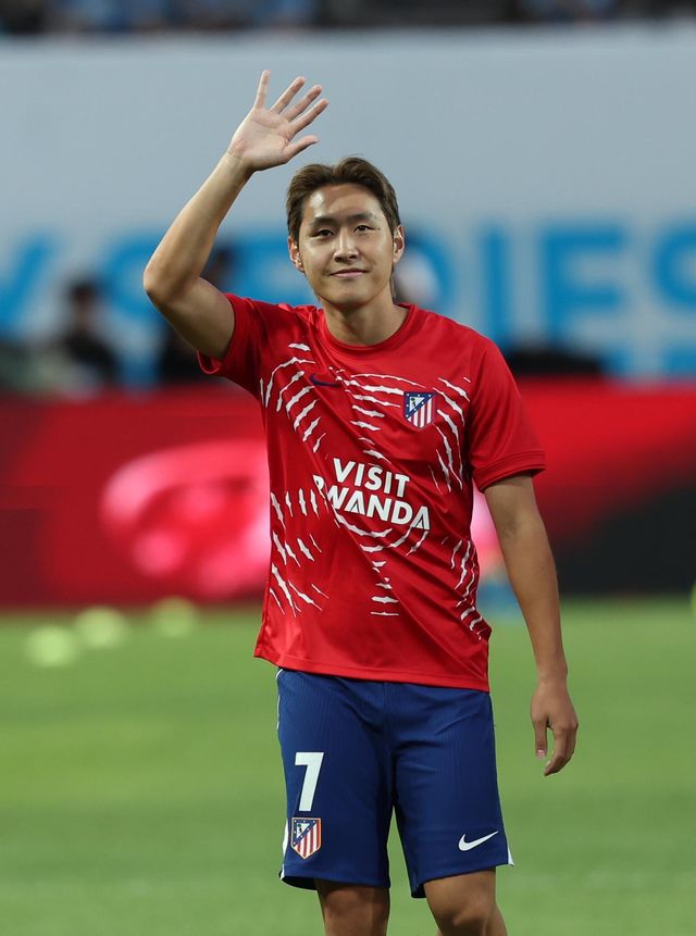 AT 마드리드 이강인이 9일 서울월드컵경기장에서 열린 맨시티와 ‘2026 쿠팡플레이 시리즈’ 친선전에 앞서 팬들에게 손을 흔들며 인사를 하고 있다. 상암｜뉴시스