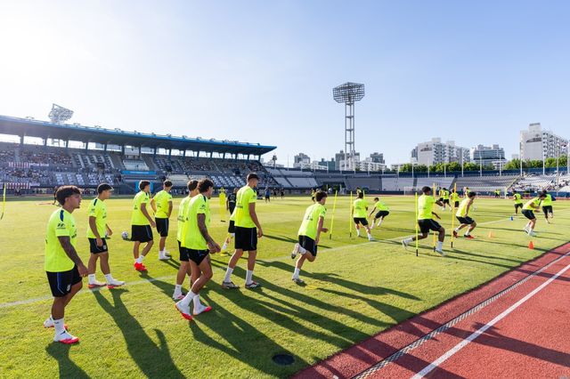 이강인을 비롯한 AT 마드리드 선수들이 8일 목동종합운동장에서 진행된 오픈 트레이닝에서 포지셔닝 훈련을 하며 구슬땀을 흘리고 있다. 사진제공｜쿠팡플레이