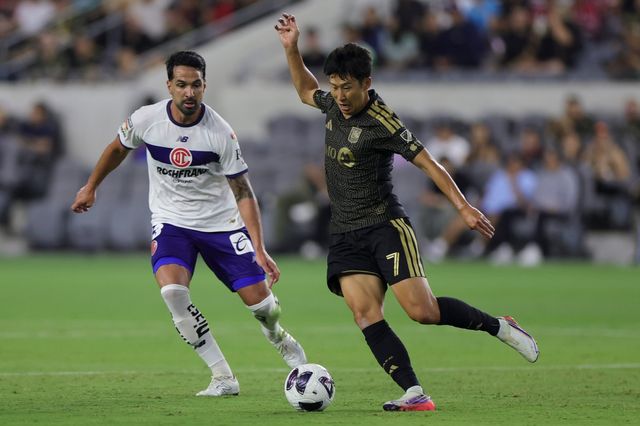 LAFC 손흥민(오른쪽)이 9일(한국시간) BMO 스타디움서 열린 톨루카와 리그스컵 페이즈 원 2차전 홈경기 도중 볼을 다루고 있다. LA｜AP뉴시스
