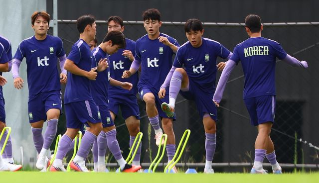 U-23 축구대표팀은 15일 일본 나고야의 미즈호공원 럭비경기장에서 열릴 카타르와 2026아이치·나고야아시안게임 조별리그 D조 1차전서 대회 4연패를 향한 첫 걸음을 내딛는다. 1일 천안 코리아풋볼파크서 담금질을 하는 모습. 천안│뉴시스