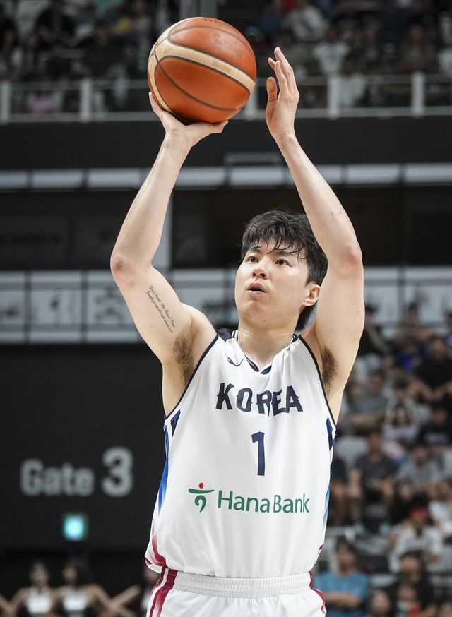 대표팀은 16일 요르단과 대회 8강전을 치른다. 주포 이현중의 외곽포가 터져야 한다. 사진제공｜대한민국농구협회