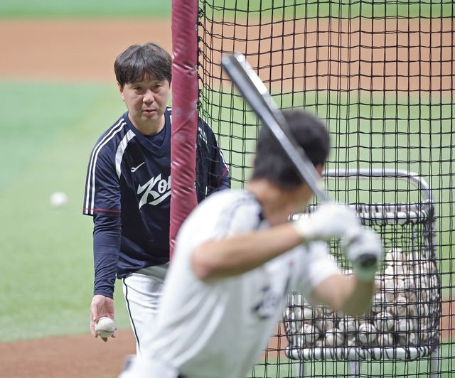 류지현 한국 야구대표팀 감독이 15일 고척스카이돔서 열린 2026아이치·나고야아시안게임 대비 훈련 도중 배팅볼을 던지고 있다. 고척｜뉴시스