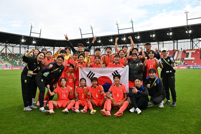 한국 여자 U-20 축구대표팀 선수들이 17일(한국시간) 폴란드 소스노비에츠 아레나서 열린 2026 FIFA U-20 여자월드컵 16강서 아르헨티나를 1-0으로 꺾은 뒤 승리를 자축하고 있다. 사진제공│대한축구협회