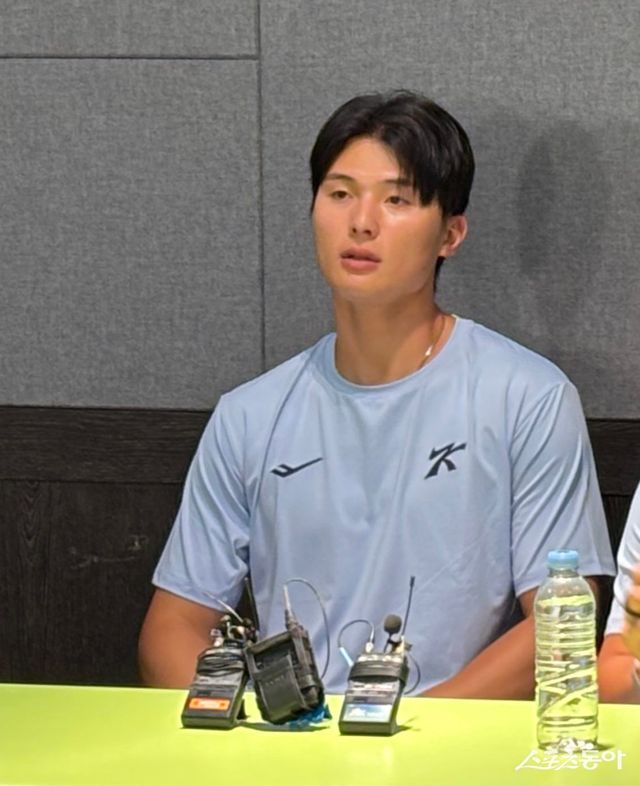 2026아이치·나고야아시안게임 대표팀 외야수 윤동희가 17일 고척스카이돔에서 상무와 연습경기를 마친 뒤 인터뷰를 하고 있다. 고척｜강산 기자