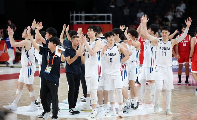 한국 남자농구대표팀이 18일 아이치 인터내셔널 아레나서 열린 이란과 준결승전서 승리한 뒤 환호하고 있다. 나고야ㅣ뉴시스