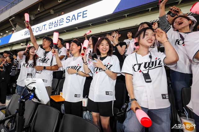 KT가 2일 수원KT위즈파크서 국내 최초의 청취 보조 기술 오라캐스트로 난청 관람객의 응원 문화를 지원했다. 사진제공｜KT 스포츠