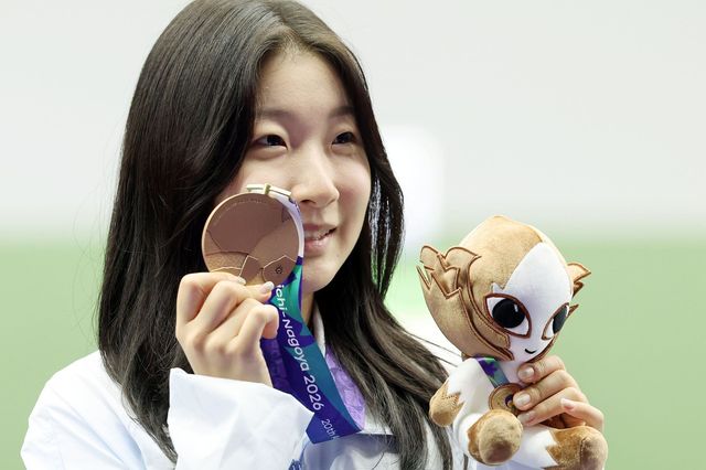 반효진이 20일 일본 아이치현 도요타시의 아이치현 종합사격장서 열린 아시안게임 여자 10m 공기소총 결선에서 동메달을 획득한 뒤 환하게 미소짓고 있다. 도요타｜뉴시스