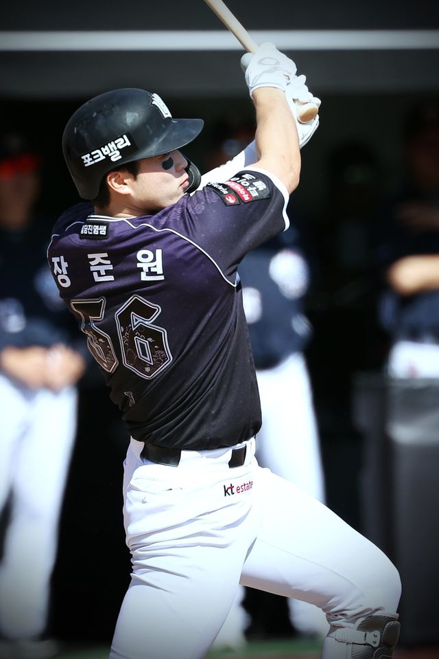 KT 장준원이 20일 수원 두산전 2회말 홈런을 쳐낸 뒤 타구를 응시하고 있다. 사진제공｜KT 위즈