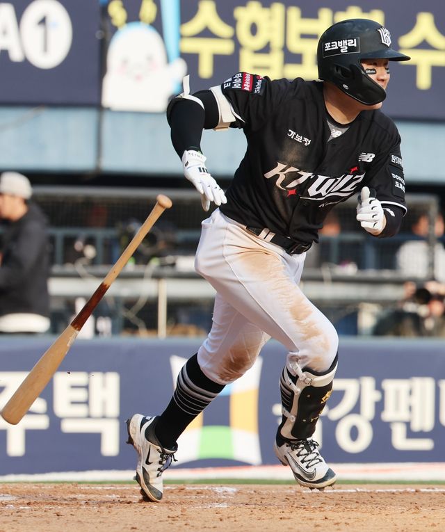 이강철 KT 감독이 20일 수원 두산전에 앞서 외야수 최원준의 부활에 반색했다. 뉴시스