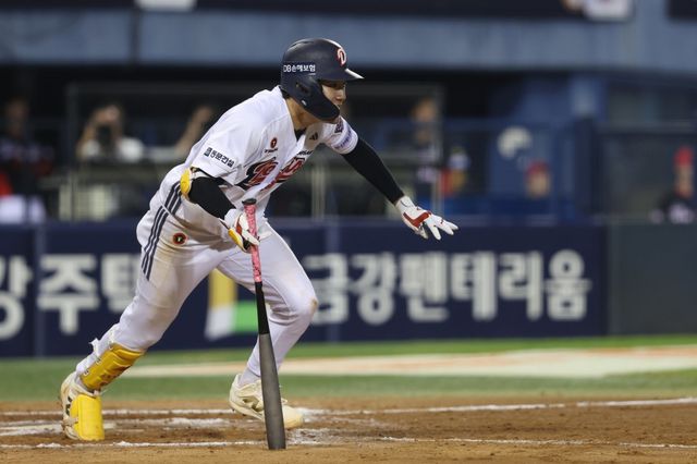 두산 안재석이 23일 잠실 KIA전서 9회말 끝내기 안타를 친 뒤 타구를 바라보고 있다. 사진제공｜두산 베어스