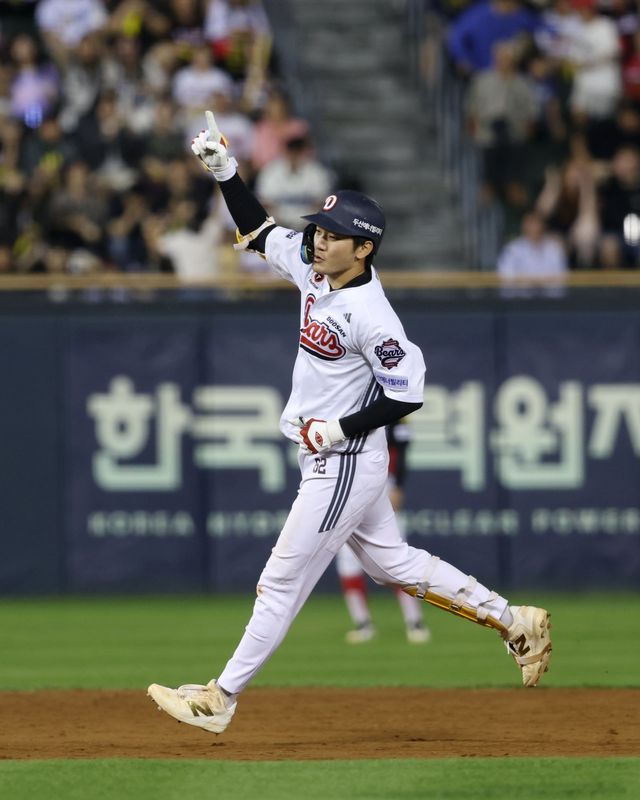 두산 안재석이 23일 잠실 KIA전서 9회말 끝내기 안타를 친 뒤 세리머니하고 있다. 사진제공｜두산 베어스