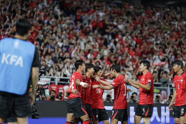 축구국가대표팀 주장 손흥민(왼쪽 두 번째)잉 24일 수원월드컵경기장서 열린 에콰도르전서 득점한 뒤 동료들과 기뻐하고 있다. 사진제공｜대한축구협회