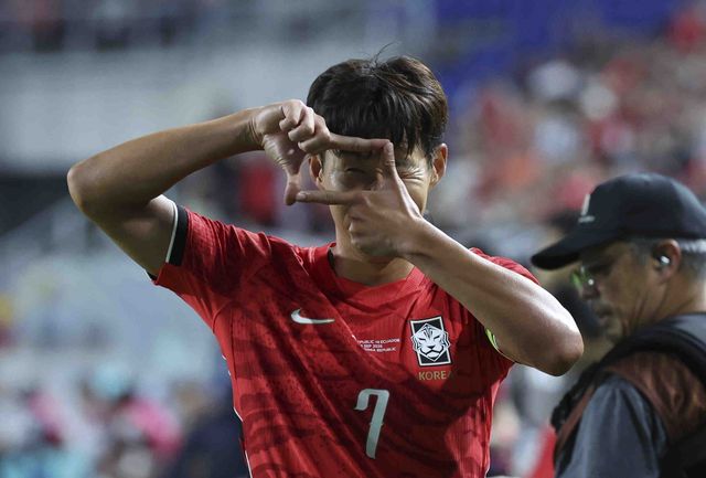 축구국가대표팀 주장 손흥민이 24일 수원월드컵경기장서 열린 에콰도르전서 득점한 뒤 세리머니를 하고 있다. 수원｜뉴시스