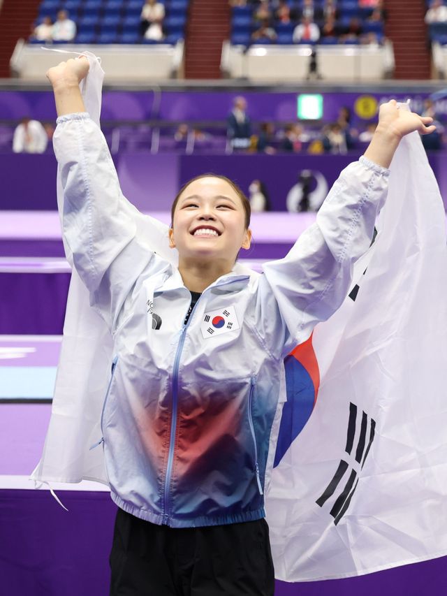 한국 여자 기계체조 간판 여서정이 24일 일본 나고야시 종합체육관서 열린 2026아이치·나고야이사안게임 도마 결선서 금메달을 차지한 뒤 태극기를 휘날리고 있다. 나고야｜뉴시스
