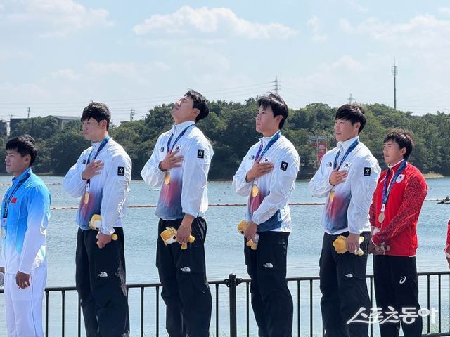 한국 카누 스프린트 국가대표 조광희, 김효빈, 장상원, 최민규가 24일 미요시호 카누 경기장서 열린 2026아이치·나고야아시안게임 카누 스프린트 남자 카약 4인승 500m 결선서 금메달을 차지한 뒤 애국가를 듣고 있다. 사진제공｜대한카누연맹