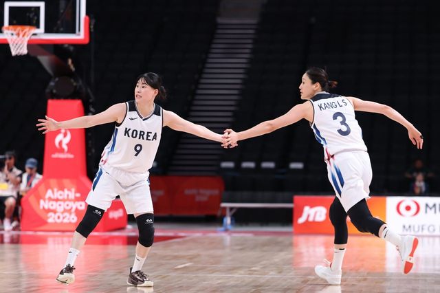 한국 여자농구대표팀이 25일 아이치 인터내셔널 아레나서 열린 2026아이치·나고야아시안게임 농구 여자 준결승서 중국을 꺾고 12년 만에 결승에 올랐다. 나고야｜뉴시스