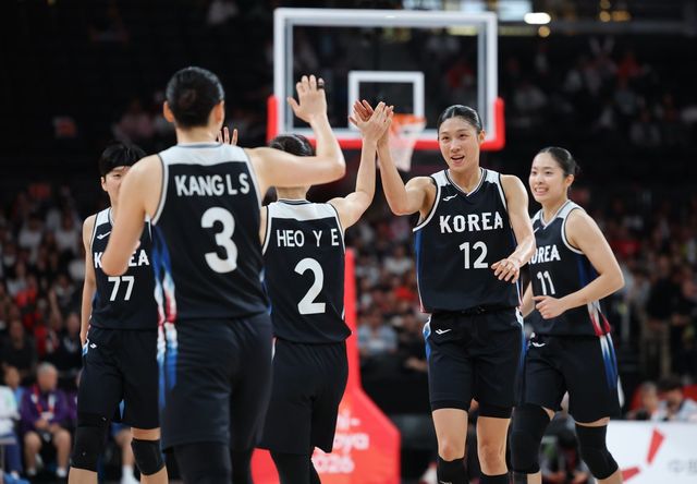 한국 여자농구대표팀 이해란이 27일 아이치 인터내셔널 아레나서 열린 2026아이치·나고야아시안게임 결승서 득점한 뒤 손뼉을 마주치고 있다. 나고야｜뉴시스