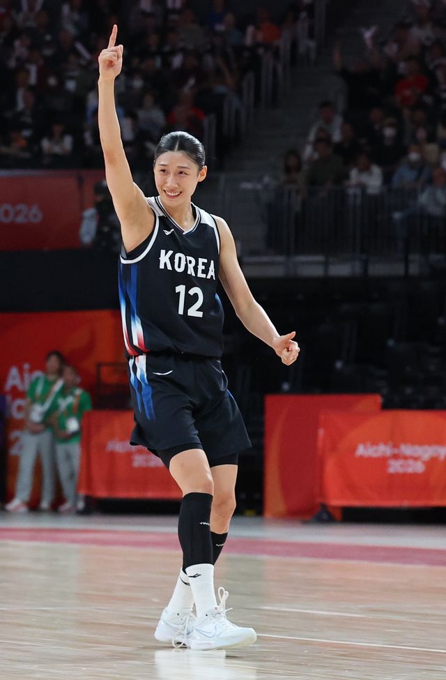 한국 여자농구대표팀 이해란이 27일 아이치 인터내셔널 아레나서 열린 2026아이치·나고야아시안게임 결승서 득점한 뒤 기뻐하고 있다. 나고야｜뉴시스