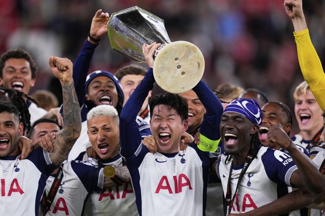 손흥민(가운데)을 비롯한 토트넘 선수들이 지난해 5월 유럽축구연맹 유로파리그(UEL) 우승을 차지한 뒤 환호하고 있다. 빌바오｜AP뉴시스