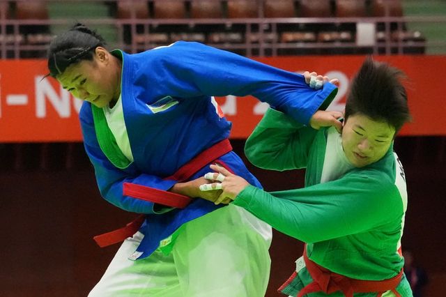 모수민(오른쪽)이 28일 일본 나고야 아이치현 무도관서 열린 아시안게임 쿠라시 여자 78㎏급 결승서 우즈베키스탄의 포키자혼 카몰디노바와 겨루고 있다. 나고야｜AP뉴시스