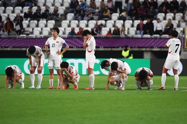 북한 U-20 여자축구대표팀 선수들이 28일(한국시간) 우치 시립경기장서 열린 U-20 여자 월드컵 결승서 승부차기 끝에 스페인에 패한 뒤 아쉬워하고 있다. 우치｜AP뉴시스