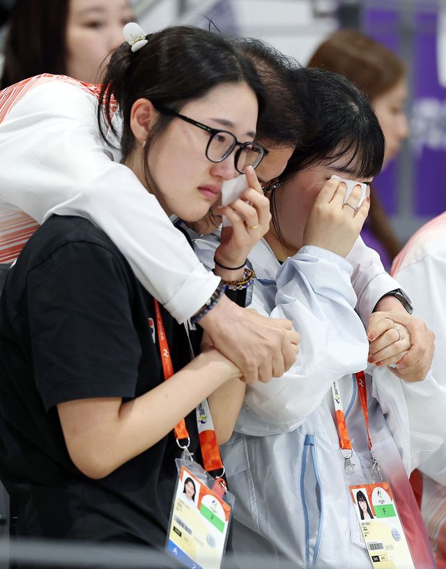 한국 사격 여자 25m 권총 대표팀 양지인, 봉서린, 오예진(왼쪽부터)이 28일 아이치현 종합사격장서 열린 2026아이치·나고야아시안게임 단체전서 은메달을 차지한 뒤 울고 있다. 도요타｜뉴시스