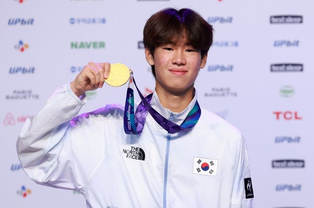 스케이트보드 강준이가 28일 일본 아이치현 나고야시 코리아하우스에서 열린 금메달리스트 기자회견서 금메달을 들고 웃고 있다. 나고야｜뉴시스