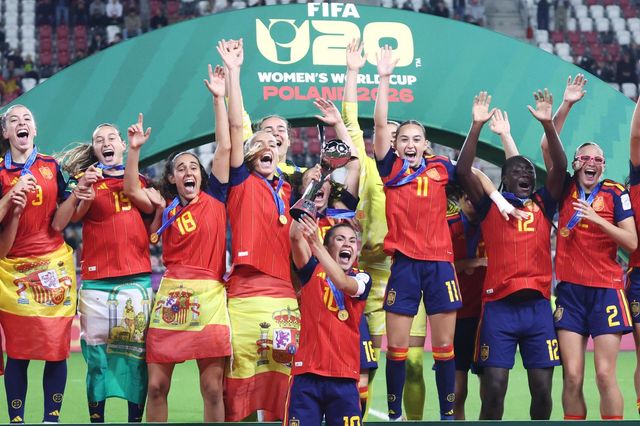 스페인 U-20 여자축구대표팀 선수들이 28일(한국시간) 우치 시립경기장서 열린 U-20 여자 월드컵 결승서 승부차기 끝에 북한을 꺾고 우승한 뒤 환호하고 있다. 우치｜AP뉴시스